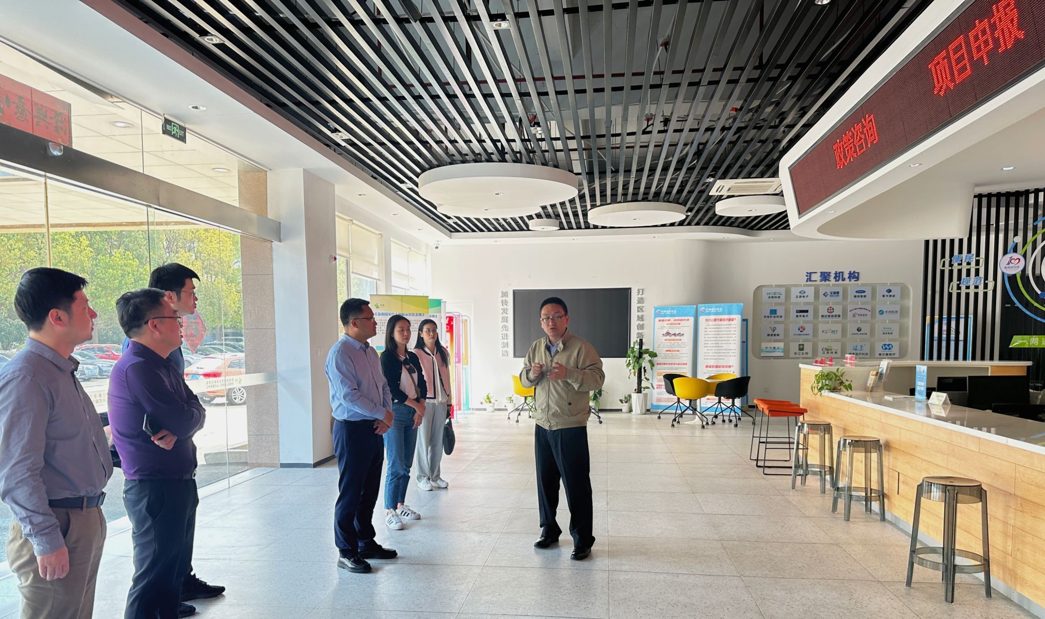 西南大学人工智能学院一行走访常熟研究院科研基地